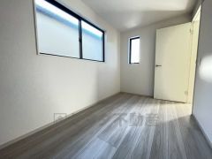 木目調のシンプルデザインで落ち着きと安らぎの空間に仕上げています。各部屋に収納が完備されているので、お荷物が多くなっても安心の設計です。