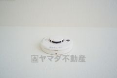 火災による煙や熱を感知して、警報音やブザー等で火災の発生を知らせてくれる火災警報器。