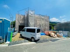 須恵IC入口まで車で約9分（2.6ｋｍ）遠出のおでかけや通勤に便利。 スーパー・コンビニまで9分。 ＪＲ香椎線須恵駅まで徒歩18分。
