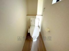 ウォシュレット付トイレです。節水機能もあるので、安心して使えますね。もちろん、1階2階の2ヶ所にトイレがあるので、忙しい朝にもゆとりができますね。