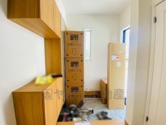たっぷり収納できるシューズボックスです。家族全員の靴がきれいに整頓できます。棚の上にお花や写真を飾っても良いですね。