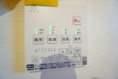 雨の日の洗濯も安心できる浴室暖房乾燥機付き浴室。リモコンで操作もボタン1つで簡単。 浴室暖房乾燥機には、暖房、乾燥、涼風、換気の4つの機能が付いています。タイマー付きです。