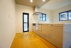 対面式カウンターキッチンでお子様の様子が見守れます。カウンタートップは耐熱性に優れており、日ごろのお掃除もふき取るだけでＯＫ。ステンレスシンクも簡単にお掃除できますよ。