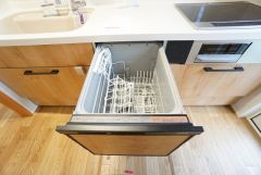 家事の時間が短縮できる食器洗浄乾燥機付。後片付けもラクラクです。 食器を洗う手間が減るので家族とのコミュニケーションの時間や自分の時間が増えますね。