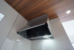 お手入れが簡単なスリム型レンジフードです。調理により発生する油煙や臭いを吸い込み、屋外へ排気してくれます。