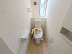 温水洗浄機付トイレです。節水機能もあるので、安心して使えますね。