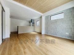 家族が集まる開放的なリビング。約18.2帖の大空間で毎日のお食事が楽しみです＾＾思い思いの時間を過ごしたり、家族みんなで食事をしたり、素敵な団らんの場になりますね。