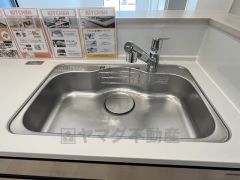 広々とした凸型シンクに洗剤ポケットを標準装備。大きなお鍋など洗いやすいです。洗剤や石鹸、スポンジもすっきりできる収納付き。