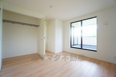 住む人のこだわりを活かす洋室＾＾日当たりがよく、寝室としての利用もおすすめ。広めのクローゼットもあり荷物もすっきり片付けれ、ゆとりのある暮らしが出来ます＾＾