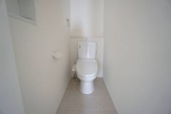 温水洗浄機付トイレです。節水機能もあるので、安心して使えますね。すっきりした見た目で、トイレ奥の掃除もしやすいです＾＾