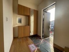 たっぷり収納できるシューズボックスです。家族全員の靴がきれいに整頓できます。棚の上にお花や写真を飾っても良いですね。