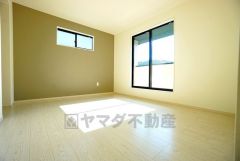 住む人のこだわりを活かす洋室＾＾日当たりがよく、寝室としての利用もおすすめ。広めのクローゼットもあり荷物もすっきり片付けれ、ゆとりのある暮らしが出来ます＾＾