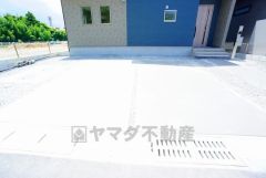 カースペースは停めやすい並列駐車3台付き。来客時も安心です。