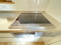 お手入れのしやすいIHクッキングヒーターです。 3口コンロなので、効率よくお料理が楽しめます。毎日のお料理も楽しくなりますね＾＾