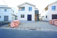 カースペースは停めやすい並列駐車3台付き。