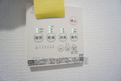 雨の日の洗濯も安心できる浴室暖房乾燥機付き浴室。リモコンで操作もボタン1つで簡単。 浴室暖房乾燥機には、暖房、乾燥、涼風、換気の4つの機能が付いています。タイマー付きです。