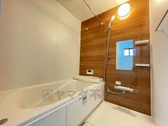 1日の疲れを癒すくつろぎのバスルーム。足を伸ばしてもゆったりと入れるサイズです。お子様と一緒にお風呂に入っても狭くないですね^^