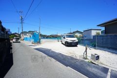 前面道路は西側約4ｍ。交通量が少ないため小さなお子様がいるご家庭でも安心に過ごせます＾＾