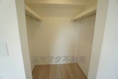 収納力豊富なウォークインクローゼット付き。洋服や小物などを1箇所にまとめて美しい収納を実現します。