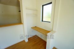 同仕様写真。対面キッチン横にあるスタディーコーナー。キッチンからお子様のお勉強にも目が届きます。