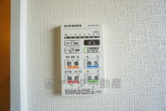 雨の日の洗濯も安心できる浴室暖房乾燥機付き浴室。リモコンで操作もボタン1つで簡単。 浴室暖房乾燥機には、暖房、乾燥、涼風、換気の4つの機能が付いています。タイマー付きです。