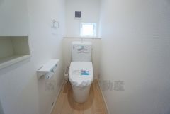 温水洗浄機付トイレです。節水機能もあるので、安心して使えますね。もちろん、1階2階の2ヶ所にトイレがあるので、忙しい朝にもゆとりができますね。