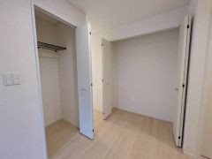 住む人のこだわりを活かす洋室＾＾日当たりがよく、寝室としての利用もおすすめ。広めのクローゼットもあり荷物もすっきり片付けれ、ゆとりのある暮らしが出来ます＾＾