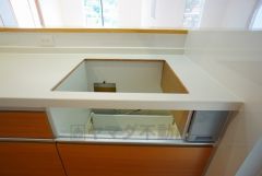 汚れてもサッとふける、お手入れのしやすいIHクッキングヒーター。オール電化なので経済的。