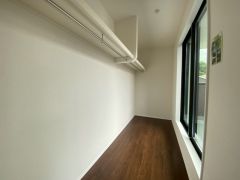 収納力豊富なウォークインクローゼット付き。洋服や小物などを1箇所にまとめて美しい収納を実現します。