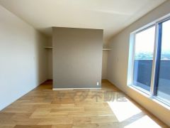 木目調のシンプルデザインで落ち着きと安らぎの空間に仕上げています。各部屋に収納が完備されているので、お荷物が多くなっても安心の設計です。