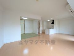 対面式キッチンを中心としたリビングダイニングで家族の会話が弾みそうです。リビングは広々とした設計で、家族が集い、寛ぐ暮らしの空間を演出しています。