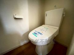 温水洗浄機付トイレです。節水機能もあるので、安心して使えますね。もちろん、1階2階の2ヶ所にトイレがあるので、忙しい朝にもゆとりができますね。