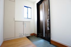 同仕様写真。採光も考えられた明るい玄関です。自動で閉まるタッチキーとTVインターホンが装備されているので、セキュリティーも安心。