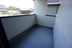 お洗濯物を干すスペースとしても十分な広さがあります。  お天気の良い日はお洗濯物がよく乾きそうな日当たり良好のバルコニーです＾＾
