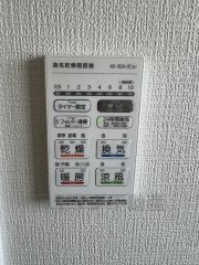 雨の日の洗濯も安心できる浴室暖房乾燥機付き浴室。リモコンで操作もボタン1つで簡単。 浴室暖房乾燥機には、暖房、乾燥、涼風、換気の4つの機能が付いています。タイマー付きです。