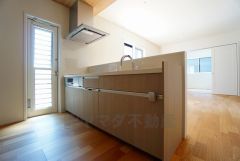 対面式カウンターキッチンでお子様の様子が見守れます。カウンタートップは耐熱性に優れており、日ごろのお掃除もふき取るだけでＯＫ。