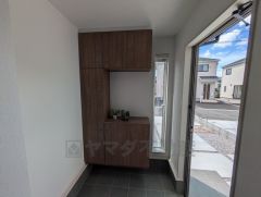 たっぷり収納できるシューズボックスです。家族全員の靴がきれいに整頓できます。棚の上にお花や写真を飾っても良いですね。