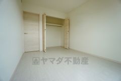 同仕様写真。明るい洋室です。ナチュラル色のフローリングで開放的な優しい雰囲気になっています＾＾ベッドや机、ＴＶを置いてもゆとりのある広さです。