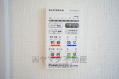 浴室暖房乾燥機には、暖房、乾燥、涼風、換気の4つの機能が付いています。タイマー付きです。