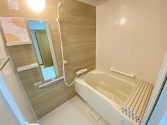 バスルームの洗い場の床材は水はけの良い素材を採用。カビが生えにくい設計になっております。