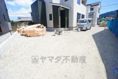 カースペースは2台分を確保。 ご夫婦で1台ずつ所有出来ます。西鉄バス「四王田団地」停まで徒歩4分＾＾通勤や通学に便利。