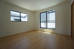主寝室としても利用できる約8帖の洋室は南側にバルコニーがあり、日当たり良好です。温かい光の差し込むゆとりのある居室をぜひ現地にてご確認くださいませ。