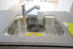 浄水器一体型水栓シャワー。色も形もキレイなシンクは、広さも確保しているので、大きめの鍋も簡単に洗えます。