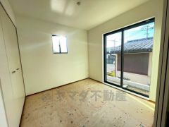 同仕様写真。リビングからの続き間として和室をご用意しました。普段はリビングとつなげて開放的なスペースとして。来客時には客間としてお使いいただけます。