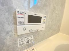 オートバス。 湯量・湯温の設定、そして保温までワンタッチのフルオートバス。便利な追い炊き機能付きです。