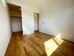 住む人のこだわりを活かす洋室＾＾日当たりがよく、寝室としての利用もおすすめ。広めのクローゼットもあり荷物もすっきり片付けれ、ゆとりのある暮らしが出来ます＾＾