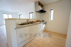 対面式カウンターキッチンでお子様の様子が見守れます。カウンタートップは耐熱性に優れており、日ごろのお掃除もふき取るだけでＯＫ。ステンレスシンクも簡単にお掃除できますよ。