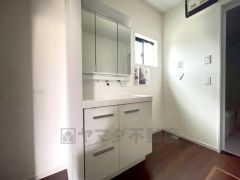 同仕様写真。三面鏡つき洗面台。収納も一体型になっているので、ドライヤーやヘアアイロンの置き場に困りませんね。