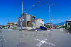 前面道路は交通量が少ないため小さなお子様がいるご家庭も安心です＾＾