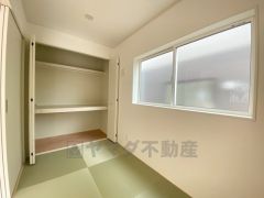 リビング隣には、ホッとできる和室を用意。お子様のお昼寝スペースや書斎としてなど、いろいろとお使い頂けます。